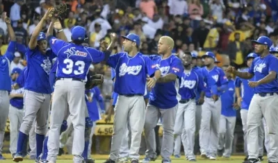 Los Tigres del Licey festejan el el triunfo de anoche. 