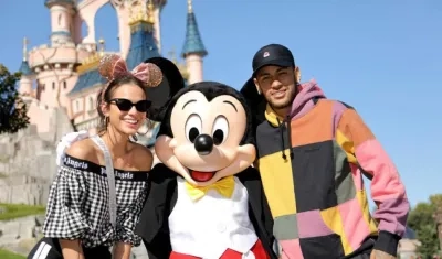 Bruna y Neymar al lado del ratón Mickey. 