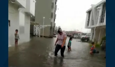 Las vías internas inundadas con aguas residuales.