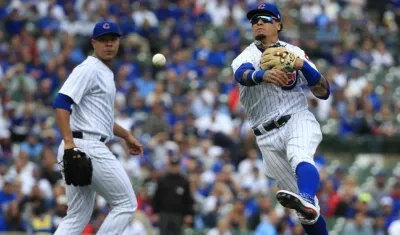José Quintana y Javier Baez en una jugada del partido. 