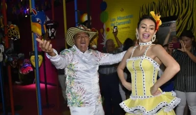 Freddy Cervantes, Rey Momo 2019 y la Reina Carolina Segebre.