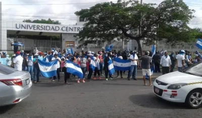 Frente a la UCA estudiantes realizan un plantón.