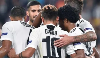 Dybala celebra con sus compañeros, entre ellos Juan Guillermo Cuadrado. 