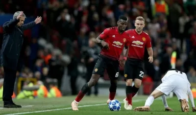 José Mourinho reparte instrucciones a sus jugadores. 