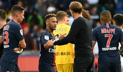 Neymar se felicita con Touchel, luego de un partido. 