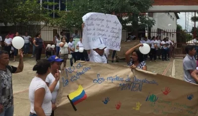 Los padres de familia del colegio Cencaes, en Soledad, protestaron este martes frente a la sede de la institución educativa