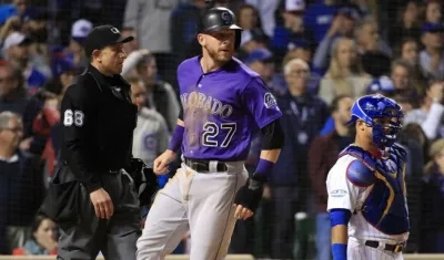 Trevor Story anota una de las carreras del gane. 