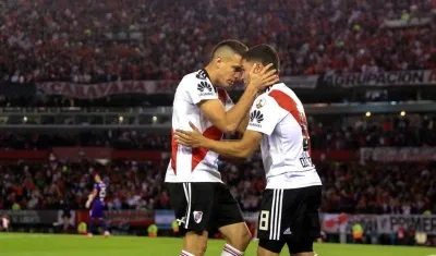 Rafael Santos Borré felicita a Juan Fernando Quintero por su gol. 