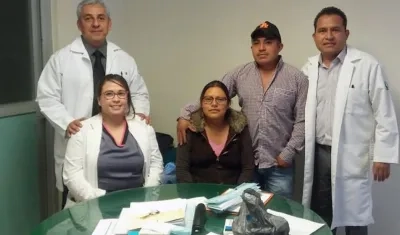 En la foto los médicos y los padres de la niña.