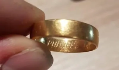 Alianza de oro encontrada en la playa. 