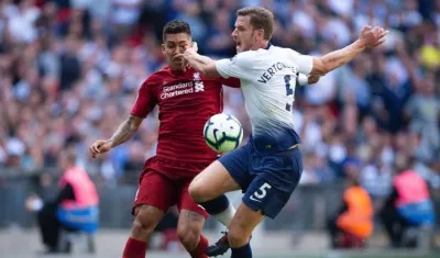 El choque entre Roberto Firmino y Jan Vertonghen. 