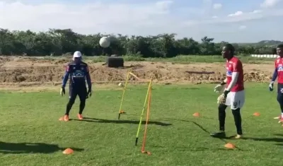 Junior entrena en cancha del Colón de Santa Fe.