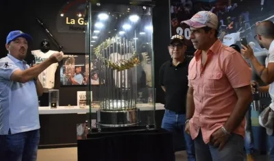 El historiador Édgar Oviedo y el Alcalde Alejandro Char con el trofeo de la Serie Mundial ganada por los Gigantes de San Francisco, en 2010.