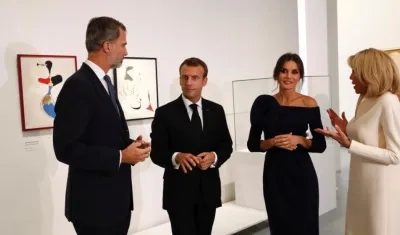 Los reyes Felipe y Letizia visitan, junto al presidente francés, Emmanuel Macron, y su esposa, Brigitte, la exposición sobre la obra del artista catalán Joan Miró "Miró, la coleur de mes rêves", en el Grand Palais, en París. 
