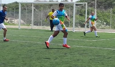 Wilson Ganen en acción de partido entre ACORD Atlántico y Prensa Amigos. 