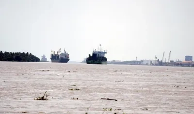 Draga belga Ulienspiegel las condiciones en el canal de accesoa