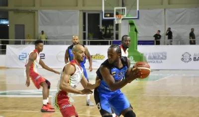 El jugador de Titanes Juan Vanegas marca a Edwar Steele de Warriors. 