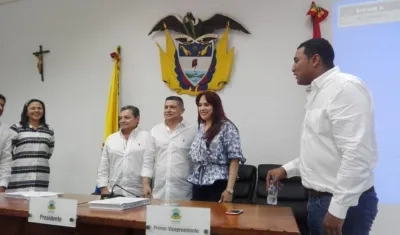 La nueva mesa directiva del Concejo para 2019 con el presidente saliente Óscar David Galán.