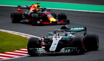 Lewis Hamilton acelera en una curva. 