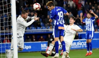 Manu García anota de cabeza el tanto del triunfo sobre el Real Madrid. 