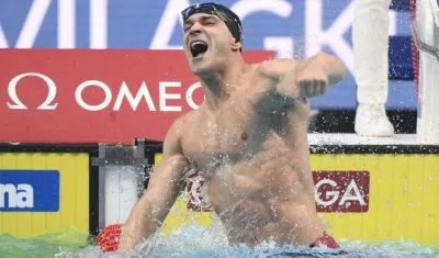 Nicholas Santos celebra la medalla de oro y el récord mundial. 
