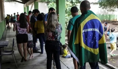 Brasileños en las mesas de votación. 