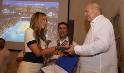 El reconocimiento fue recibido por la secretaria General del Distrito, Ana María Aljure.