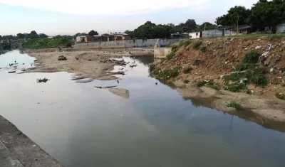 La fuerte sedimentación en la desembocadura del arroyo.