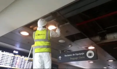 Operarios trabajan en la recuperación del techo colapsado.