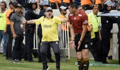 Diego Armando Maradona, técnico de Dorados. 
