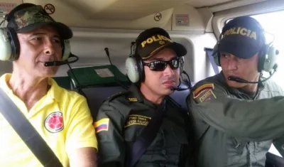 El joven cuando sobrevolaba la ciudad en el helicóptero.