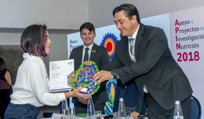 Médica Josefina Zakzuk recibe el premio que apoya su investigación.