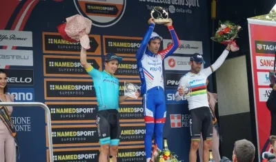 Miguel Ángel López en el segundo lugar del podio de la carrera. 