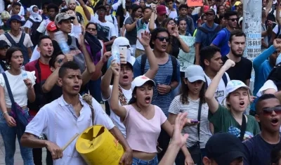 Jóvenes llegando a la Plaza de la Paz.