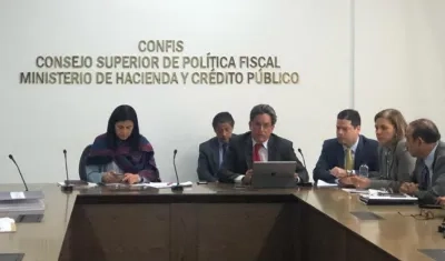El Ministro de Hacienda, Aberto Carrasquilla durante la reunión con varios senadores este miércoles.