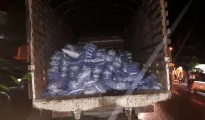 Bolsas con aguas decomisadas. 