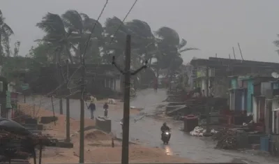 Vientos huracanados azotaron varias regiones de la India.