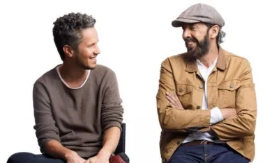 Los cantantes Vicente García y Juan Luis Guerra.