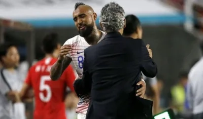 El volante Arturo Vidal y el técnico colombiano Reinaldo Rueda.