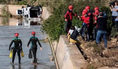Los equipos de rescate de la Unidad Militar de Emergencias rastrean hoy, de "forma minuciosa", las zonas del Levante afectadas por las lluvias torrenciales.