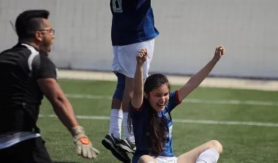 Edalyana Arias celebra su anotación. 