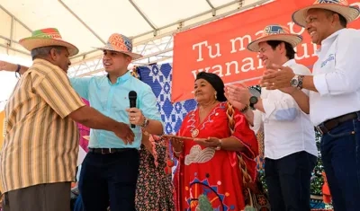 Ministro de Vivienda Jonathan Malagón, junto con el Gerente del Fondo de Adaptación Iván Mustafa, entregando las llaves y escrituras de viviendas en Manaure, La Guajira.