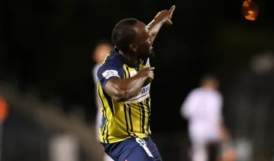 Usain Bolt celebró en su particular estilo. 