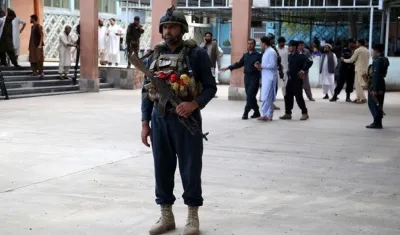  Un agente de seguridad monta guardia en el hospital tras un ataque en un acto de campaña para las elecciones parlamentarias del próximo 20 de octubre.