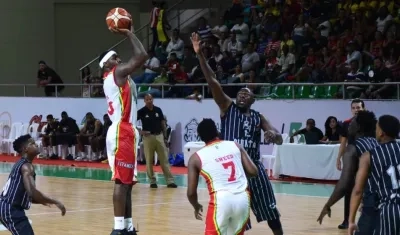Espectacular definición de Troy Jones durante el partido.