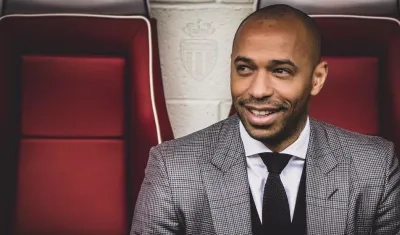 Henry en el banco del AS Mónaco. 