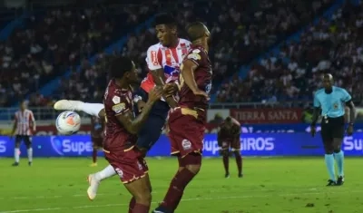 Yony González sería suplente para el duelo. 