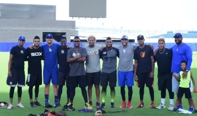 Kevin Escorcia (segundo de izquierda a derecha) y Juan Escorcia (octavo en el mismo orden), son los hermanos barranquilleros en el bullpen de Colombia. 