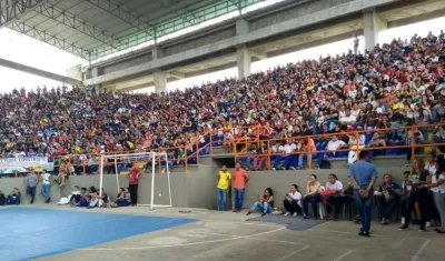En una asamblea, los estudiantes dijeron sí al paro nacional de universidades públicas.