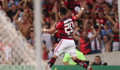 Con el número 20 a su espalda, Fernando Uribe en el festejo de uno de sus goles.